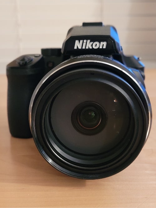 Vista frontal de la cámara Nikon Coolpix P950