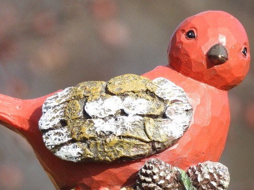 Pájaro cardenal de madera tomado con una Nikon COOLPIX P950 desde 15 pies de distancia