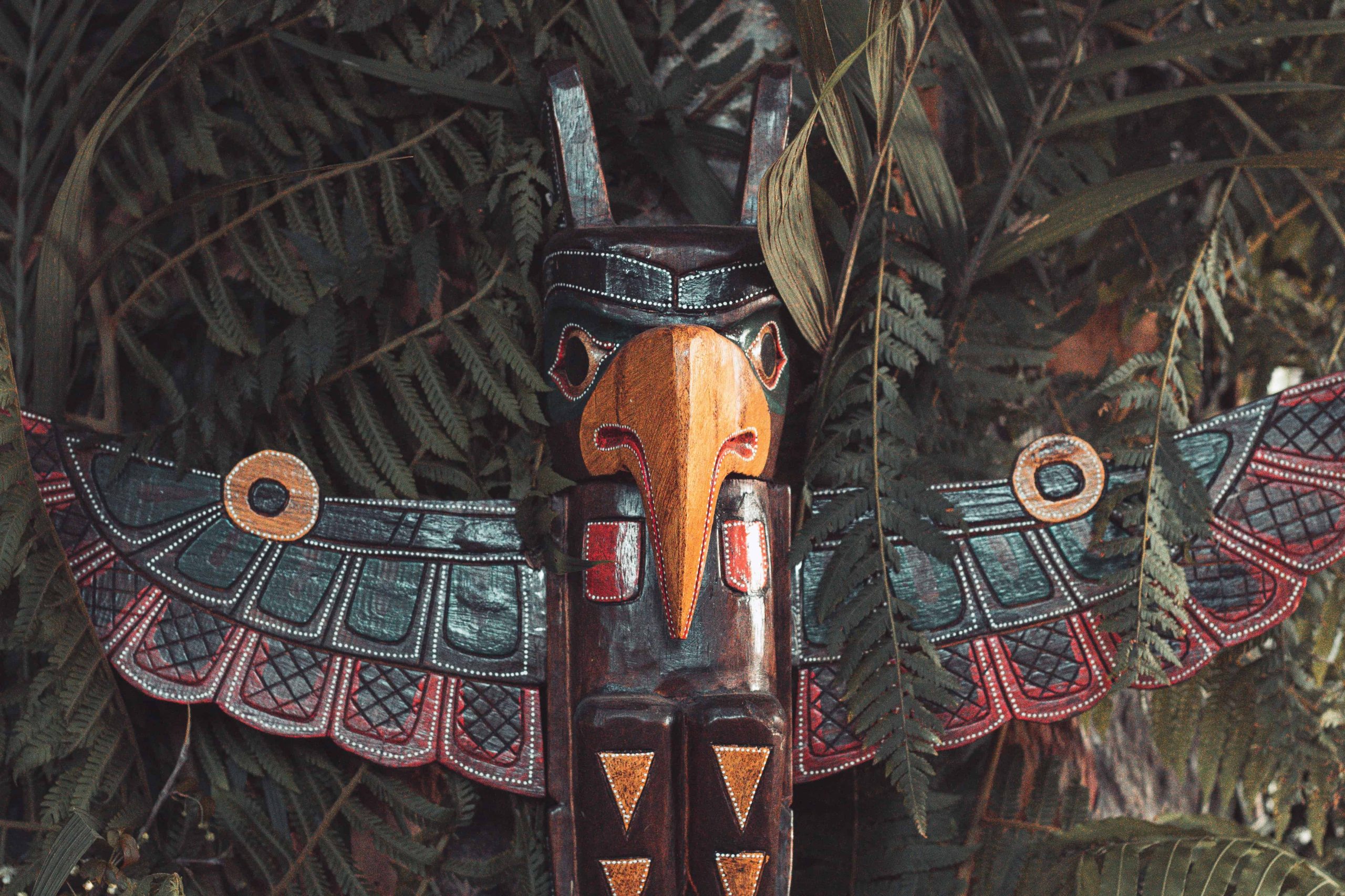 Tótem guardián nativo americano representado por un halcón